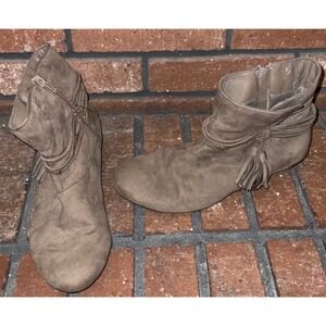 Fergalicious Boho Taupe Faux Suede Fringe Tassel Wedge Ankle Boots 7.5M